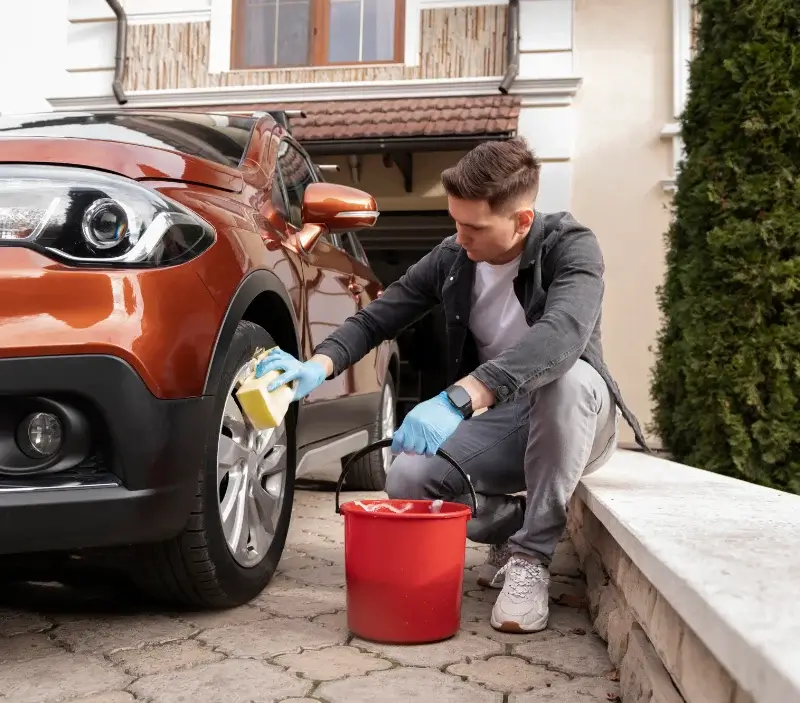 Lavage auto à domicile Secondigné-sur-Belle : professionnel intervenant sur un véhicule